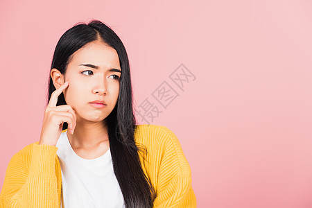 站在下巴站着的女士能轻松地思考一下这个问题 但女孩学生女性梦幻工作室棕色思维粉色情感快乐图片