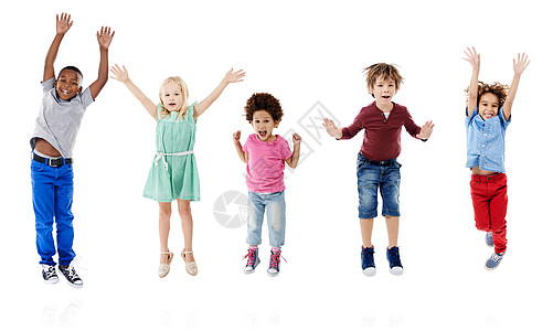 让我们把快乐带到新的高度 工作室拍摄了一群年轻朋友 在白色背景下跳跃欢乐的画面图片