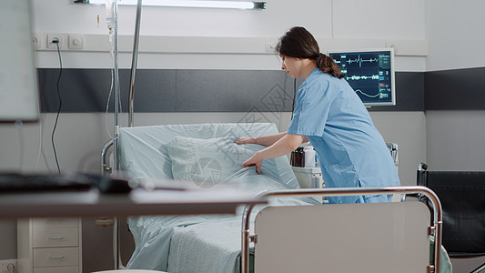 女护士在医院保健病房中做床铺管子卫生诊断诊所成人监视器病人医学手术助手图片