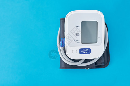 蓝色背景上的数字式血压计 特写 保健和医疗概念医生药品诊断脉冲测量诊所测试仪表医院监控图片