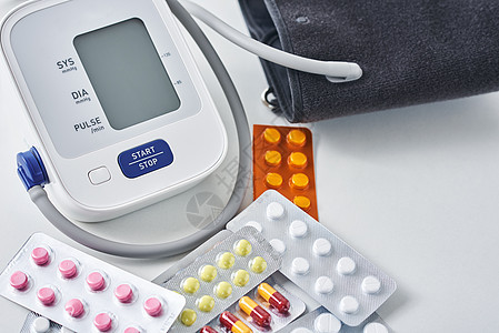 白桌上的数字血压监测器和医疗药丸 保健与医药概念在白色桌子上制药危险乐器治疗情况工具测量控制疾病监视器图片