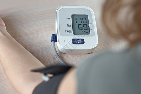 妇女用电子数字监视器测量血压 保健与医学概念 健康 医疗和医疗图片