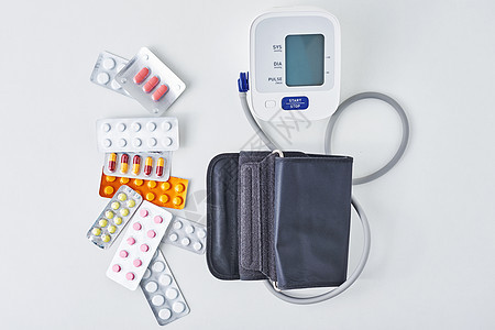 白桌上的数字血压监测器和医疗药丸 保健与医药概念在白色桌子上控制诊所药品测量工具高血压危险脉冲药剂抗生素图片