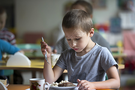男孩子不想吃东西 食欲差 在幼儿园吃饭图片