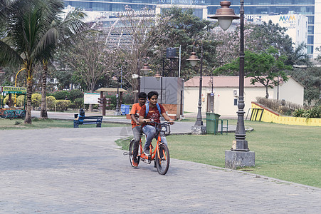 2022年3月22日 印度南亚加尔各答乐趣行动骑术节日公共公园交通旅游娱乐假期活动图片