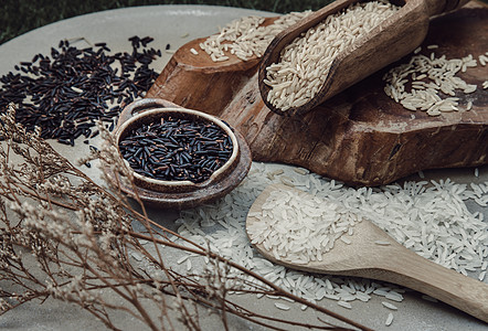 各类大米 棕米 茉莉花米 稻草和陶瓷背景的干鲜花种子饮食食物美食勺子养分干花稻田木头烹饪图片