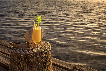 鸡尾酒和木制手工桌子上的稻草 在热带岛屿度假时的鸡尾酒图片