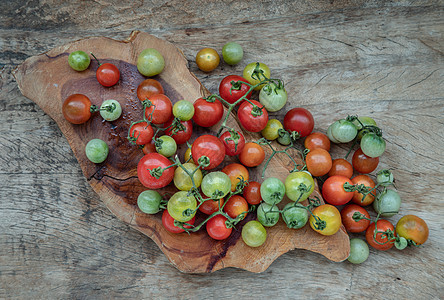 各种种类的新鲜野生番茄米尼樱桃番茄 以旧木板为背景团体木头收成饮食蔬菜作品农业食物植物营养图片