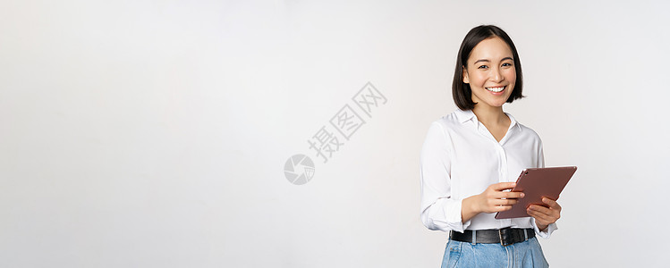 年轻Ceo经理 手持平板和微笑的韩国工作女性在白背景上站立的照片商务办公室技术手臂商业售货员老板管理人员成人员工图片