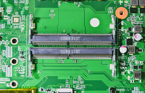 计算机膝上型电脑主机板上的 RAM(调用存取记忆)DDR4插座图片