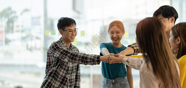 不同群体的亚洲商业伙伴在现代办公室碰拳 同事合作团队合作 大学生 祝贺活动 工作或任务完成概念团体友谊成功成人员工职业女士会议项图片