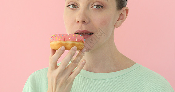 女人吃甜甜圈 好吃图片