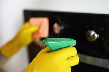 戴黄色保护手套的妇女消毒剂家庭火炉拖把洗涤除尘器厨房公寓工具洗涤剂图片