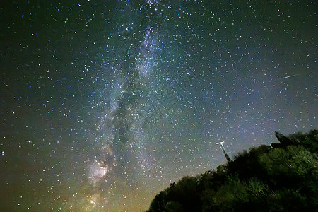 夜空与繁星和奶状的天空在山上图片