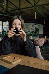 女人喜欢喝茶咖啡 热饮眼水餐厅快乐芳香咖啡店冲浪杯子享受早餐牙齿键盘图片