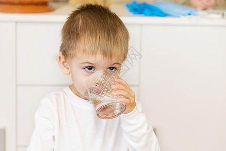 小孩喝杯水 有选择的专注幸福居住液体女孩嘴唇饮料微笑童年瓶子生活图片