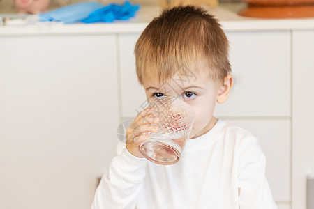 小孩喝杯水 有选择的专注婴儿孩子居住嘴唇饮料童年背景瓶子生活标签图片
