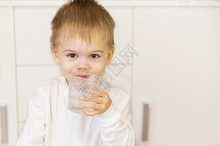 小孩喝杯水 有选择的专注瓶子童年孩子们食物生活居住嘴唇女孩婴儿乡村图片