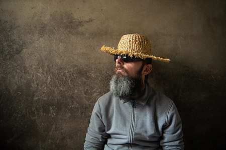 一个戴帽子长胡子的男人 和墙壁背景图片