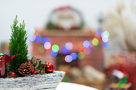 就在镜头前是一根圣诞芦苇 提醒我们正在进行的圣诞节 在背景中有一个壁炉和礼物篮子家庭气氛气味节日针叶树心形栽培蜡烛云杉图片