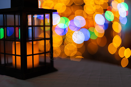 深黑的旧手灯笼 里面有一根蜡烛 第二次烧焦时 背景因圣诞树灯和bokeh而模糊不清空间网格灯光黑暗幸福收藏风格装饰活力气氛图片