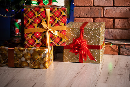 圣诞树下有很多礼物 家人和朋友会在圣诞节收到 传统的圣诞节 家里装饰温馨的客厅壁炉惊喜手工业仪式幸福链子云杉季节蜡烛假期图片
