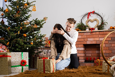 未婚夫在圣诞节送礼物给他心爱的人 独特的圣诞气氛 假期里的惊喜女朋友季节恋爱纪念品新郎味道意外恋人氛围未婚妻图片