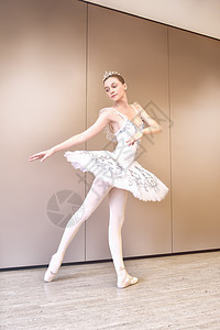 白种人芭蕾舞演员穿着白天鹅专业短裙练习芭蕾舞姿势 芭蕾舞短裙练习芭蕾姿势的年轻美女芭蕾舞演员图片