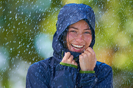 她喜欢下雨 被一个年轻女子在雨中快乐地站立的拍到图片