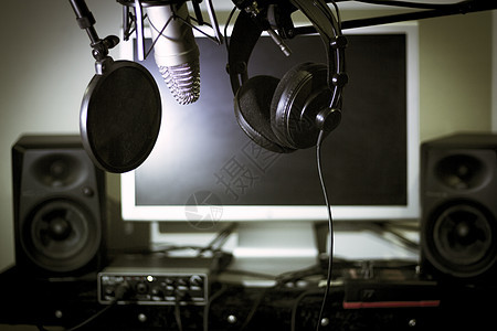 录音演播室背景的广播麦克风播客扬声器嗓音生产记录收音机说话播送打碟机演讲图片