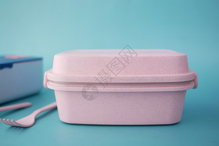 颜色背景上的午餐框顶部视图粉色投射饭盒桌子勺子生态蓝色产品食物学校图片