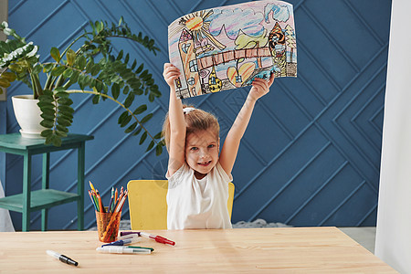 我完成了我的杰作 艺术学校可爱的小女孩展示了 她用铅笔和标记画的第一幅绘画图片