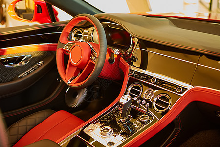 红豪华轿车内政处 方向盘 轮式控制杆和仪表板短跑车速气囊按钮驾驶电脑红色商业技术座舱图片