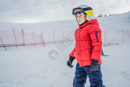 儿童在山中滑雪 带安全帽 护目镜和杆的活跃蹒跚学步的孩子 幼儿滑雪比赛 家庭的冬季运动 高山学校的孩子们滑雪课 小滑雪者在雪地里图片