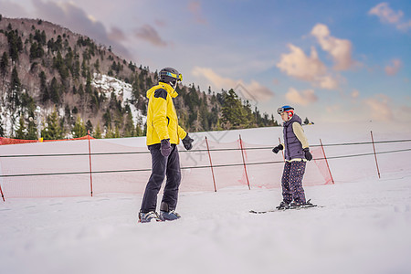 女子学习与教练一起滑雪 冬季运动 高山学校滑雪课山脉座位活动乐趣喜悦女性微笑安全假期教学图片