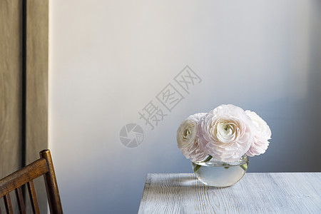白色桌子上透明圆形花瓶中的三个粉色粉红色龙卷风 复制空间 文本的位置投标植物卡片婚礼园丁礼物墙纸妈妈们庆典花瓣图片