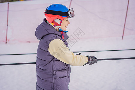 女子滑雪者爬上山顶 在滑雪电梯上为初学者活动运动冒险乐趣旅游女性行动缆车季节旅行图片