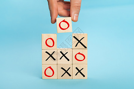 木块井字棋盘游戏 商业营销战略规划理念 手放木方块 将屏幕 O 打印到 O 和 X 游戏或井字游戏元素图片