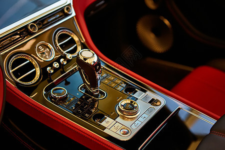 自动换轮手柄 红色豪华轿车内部 浅色的图片