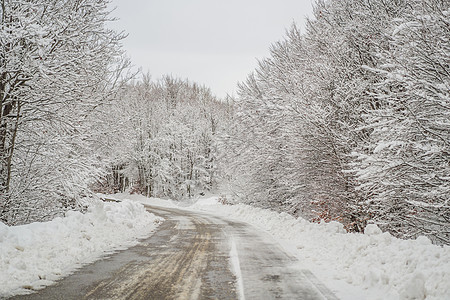 冬季在雪中走冬路 冬季公路旅行图片
