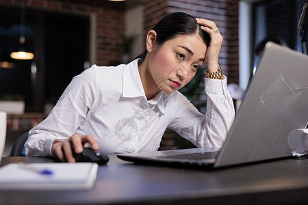 在线分析公司雇员在办公室工作 因超时工作而身患偏头痛 精疲力尽背景