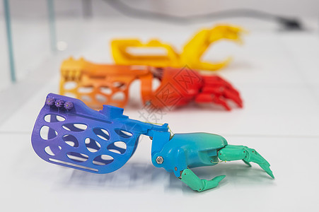 由3D塑料制成的多色儿童假肢手样本图片