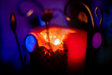 冷杉花环附近放着一杯白咖啡和焦糖手杖 上面装饰着红色圣诞球 燃烧的蜡烛 并在窗户附近盘绕着发光的花环 灯火通明 过年的家风反射圆图片