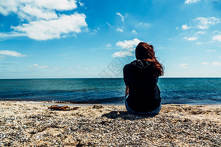 年轻时尚女人在海滩上放松 快乐的岛屿生活方式 白色的沙滩 蓝色多云的天空和热带海滩的水晶海 在天堂度假 海洋海滩放松 前往马尔代图片