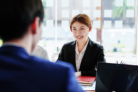 头脑风暴 咨询 数据分析 规划 营销 会计 经济学 亚洲女商务人士在会议上微笑图片