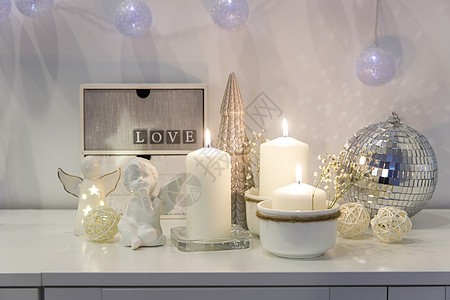装饰圣诞节房子的概念 点燃蜡烛 园林 迪斯科舞团 白箱柜子上的天使雕像 文字放在何处花瓶小样塑像托盘公寓制品框架艺术品阴影帆布图片