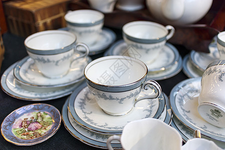 一个世纪古老的蓝色茶叶 在斯皮塔尔菲尔德花市场装满玫瑰陶器桌子制品市场收藏茶壶杯子纪念品销售车库图片