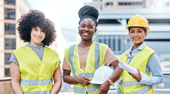 支持更大的多样性以确保最大的成功 一群自信的年轻女企业家在建筑工地工作的肖像图片
