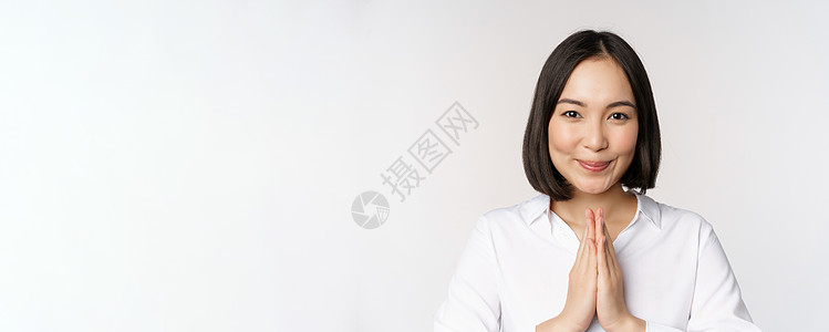 近距离的肖像 年轻日本女人展示娜玛丝特 谢谢你的阿利加图手势 站在白背景上站立女士商务女性手臂女孩老板快乐工作室人士广告图片