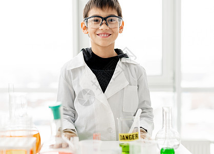 化学课学校男生化学家知识孩子教育实验室科学家管子烧瓶学习烧杯图片